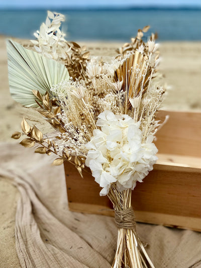 Bouquet de fleurs séchées Diamant, avec des tons dorés et beiges et un hortensia.