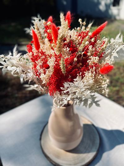 Le bouquet de fleurs séchées Rubis se révèle par ses magnifiques couleurs rouges et beiges, il illuminera votre décoration d’une touche originale et unique. 