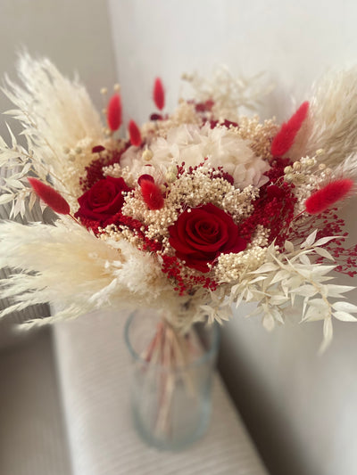 Très beau bouquet Nacre réhaussé de roses éternelles rouges. 