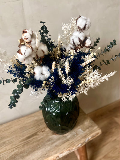 Le bouquet Tanzanite est originale grâce à ses fleurs de coton associées aux couleurs bleues et vertes. 
