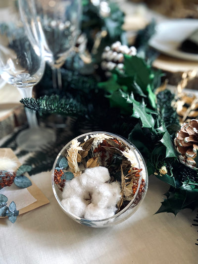 Boule en verre fleurie pour décorer votre table de fête.