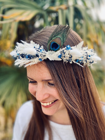 La couronne de tête Saphir est originale par ses fleurs séchées de couleur bleue et sa plume de paon. 