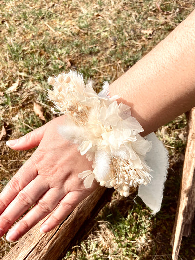 En fleurs séchées, le bracelet Nacre apportera une touche unique à votre tenue.