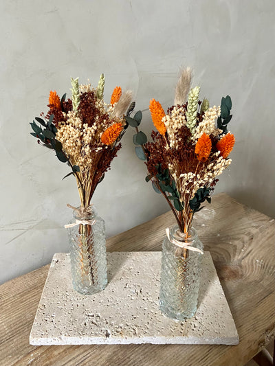 Duo de bouquets de fleurs séchées aux tons ocres et naturels.