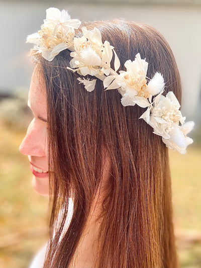 Délicate grâce aux fleurs séchées, la couronne Nacre ornera très joliment votre coiffure.